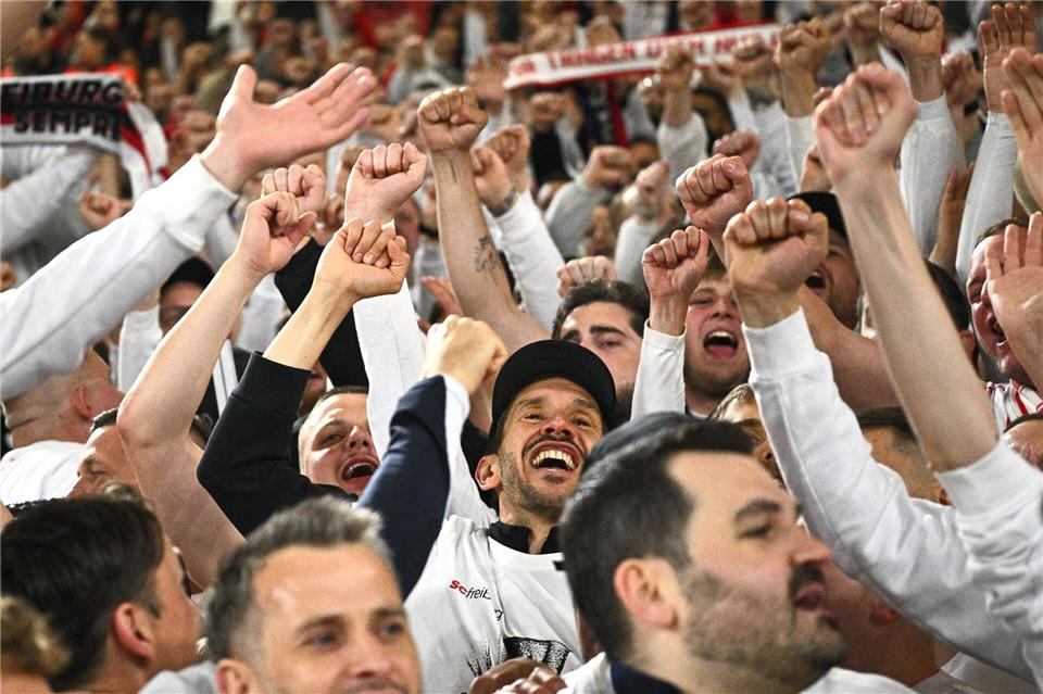 Trainer Julian Schuster vom SC Freiburg feiert mit Fans den Sieg gegen den SC Braga und den Einzug ins Europa-League-Finale.Tom Weller/dpa