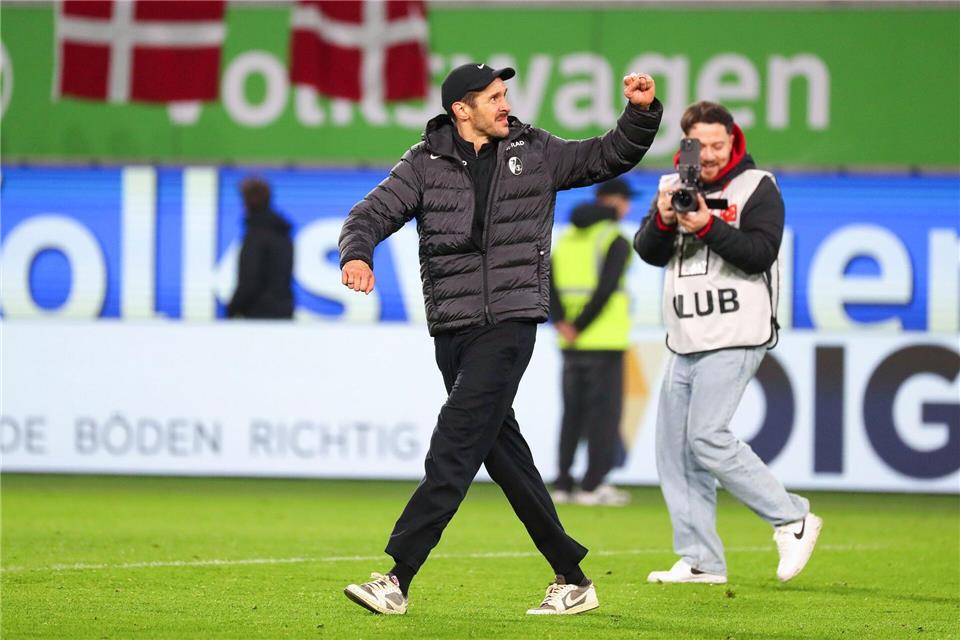 Trainer Julian Schuster war nach dem Sieg in Wolfsburg voll des Lobes für sein Team.Darius Simka/dpa