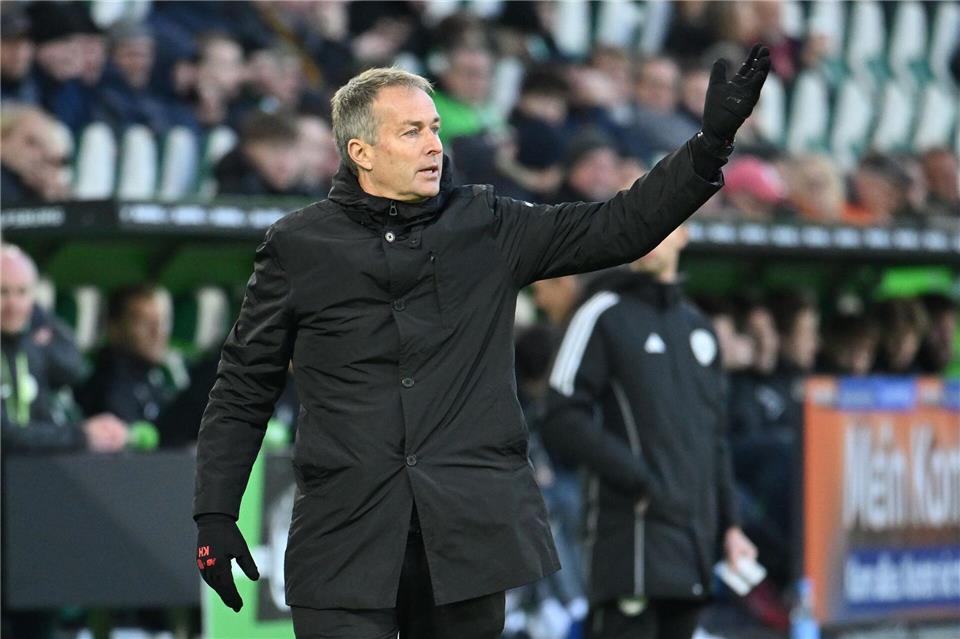 Trainer Kasper Hjulmand und seine Mannschaft reisten mit Verspätung nach Manchester. Swen Pförtner/dpa