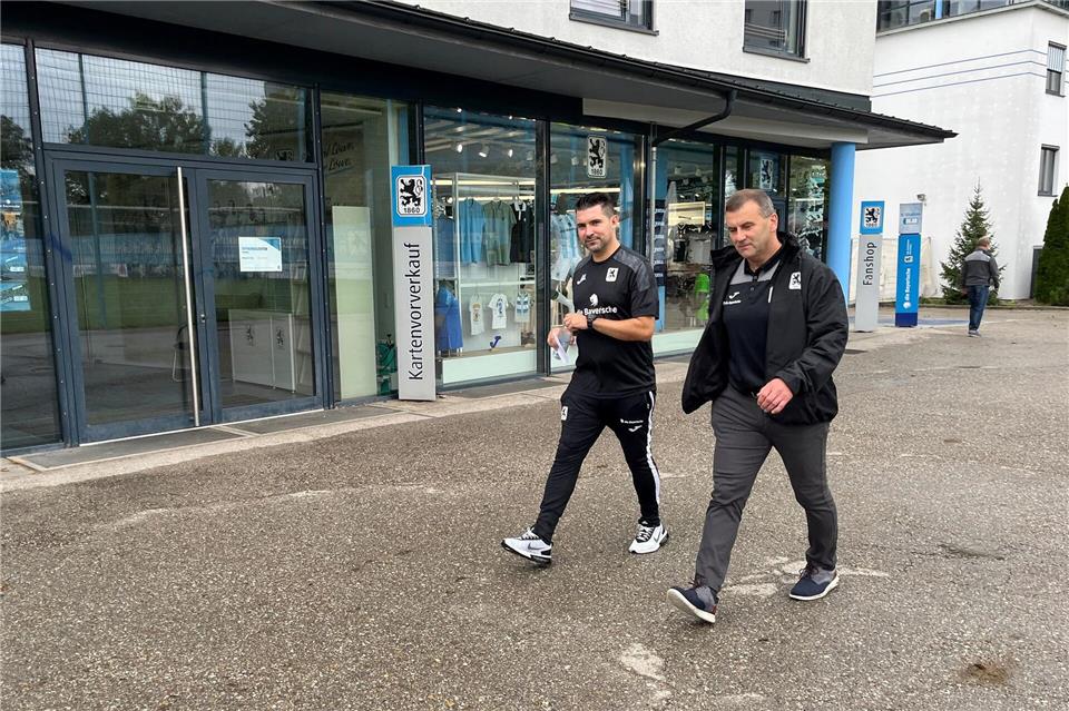 Trainer Kayabunar (l) und Geschäftsführer Paula haben viel zu tun. (Archivbild)Christian Kunz/dpa