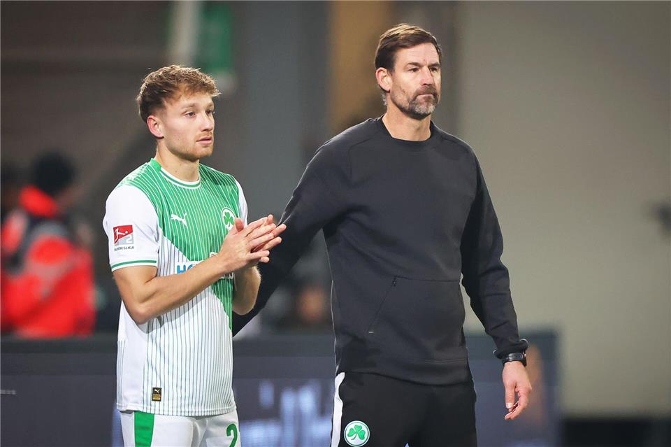 Trainer Kleine wechselte mit Jannik Dehm den Siegtorschützen ein.Daniel Karmann/dpa