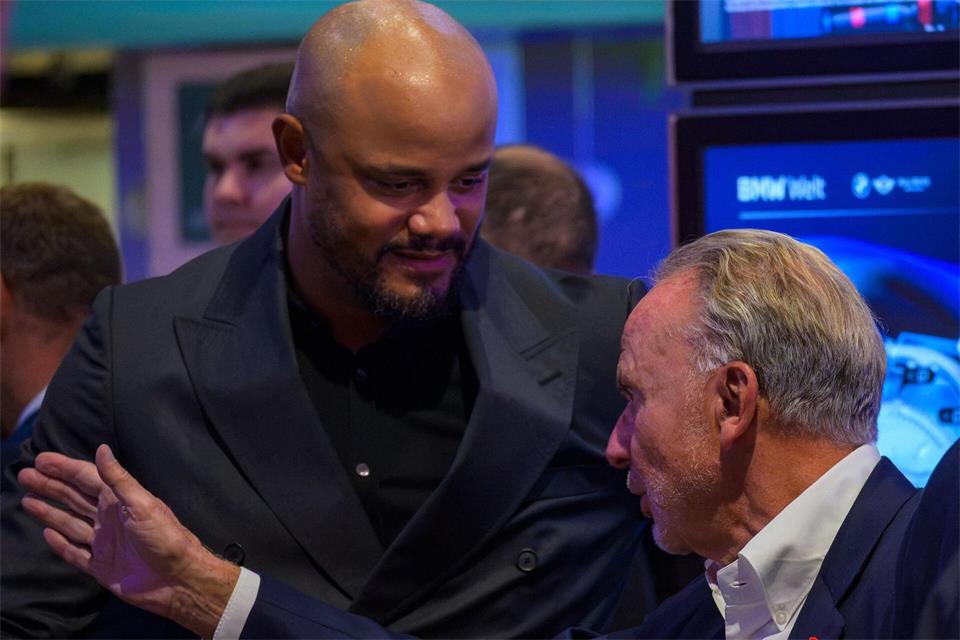 Trainer Kompany und Karl-Heinz Rummenigge.René Chlopotowski/dpa