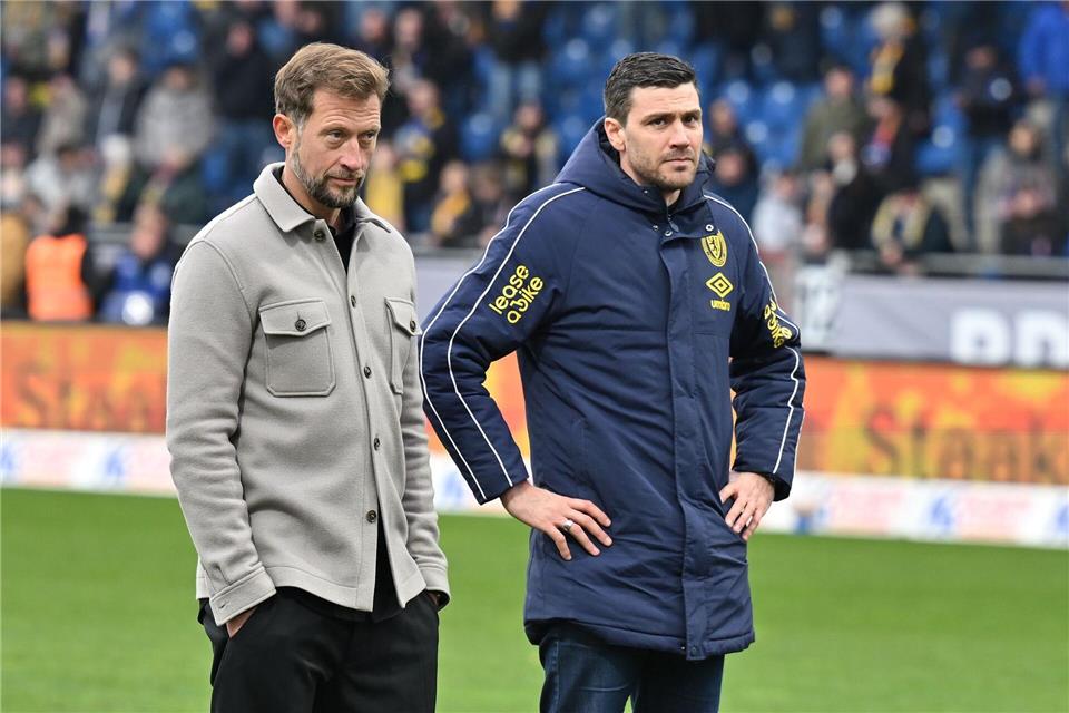 Trainer Lars Kornetka (l) und Sportchef Benjamin Kessel von Eintracht Braunschweig.Swen Pförtner/dpa
