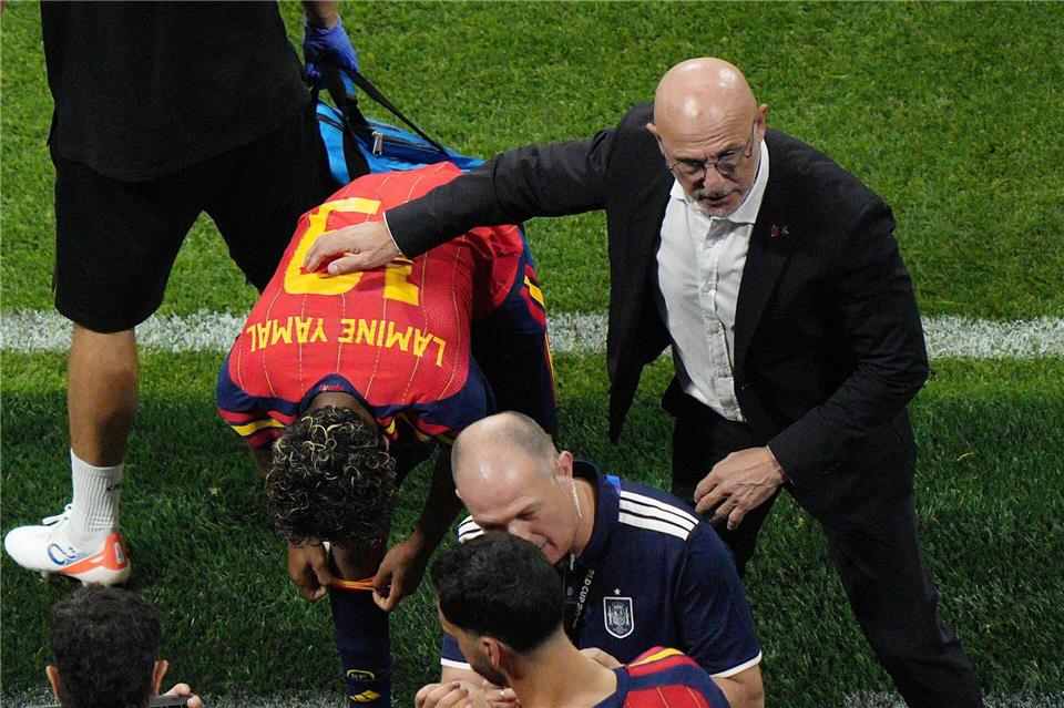Trainer Luis de la Fuente (M) will Yamal langsam aufbauen. (Archivbild)Jacob Kupferman/AP/dpa