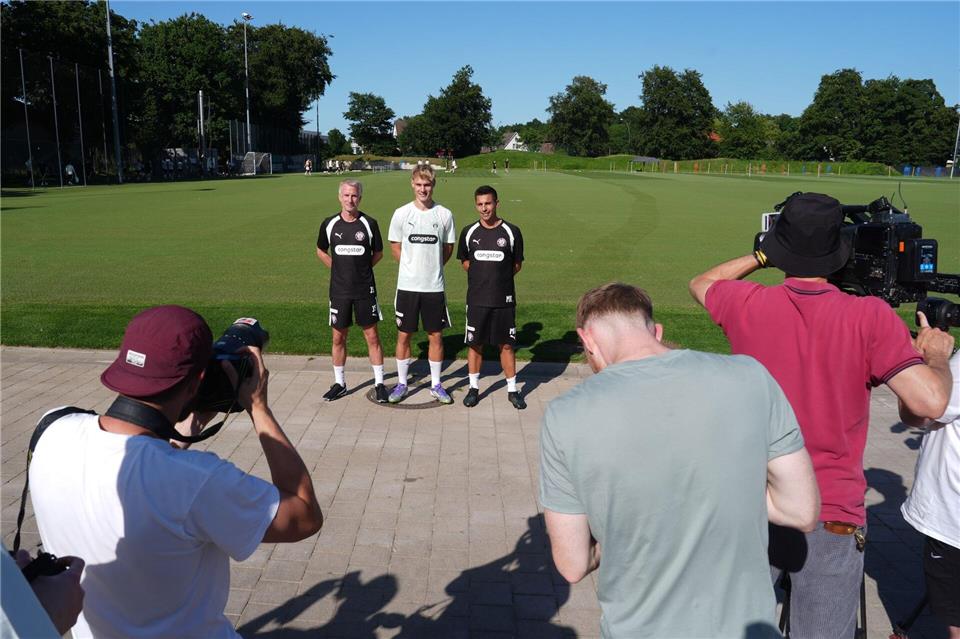 Trainer Marcel Rapp (hinten r, FC St. Pauli), Co-Trainer Jens Schuster (hinten l, FC St. Pauli) und Samuel Klein (FC St. Pauli) beim Trainingsauftakt des Zweitligisten.Marcus Brandt/dpa