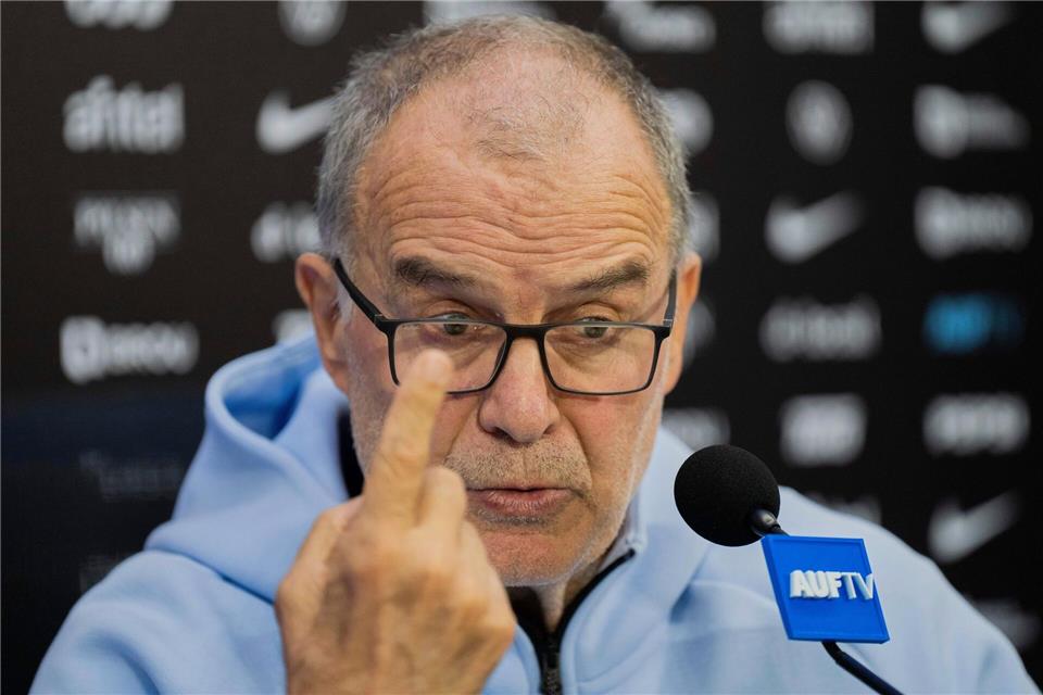 Trainer Marcelo Bielsa und die Fußball-Nationalmannschaft von Uruguay kamen mit Verspätung in Miami an. (Archivbild)Matilde Campodonico/AP/dpa
