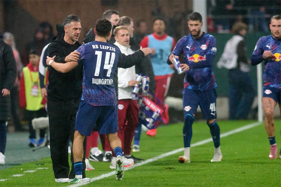 Trainer Martin Demichelis (l) mit seinem Matchwinner.Bernd Thissen/dpa
