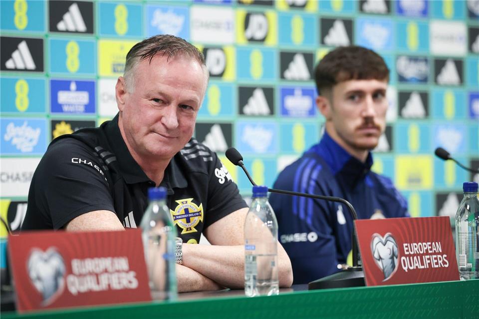 Trainer Michael O’Neill und Trai Hume (r.) sprechen bei der Pressekonferenz vor dem Spiel gegen Deutschland. Christian Charisius/dpa