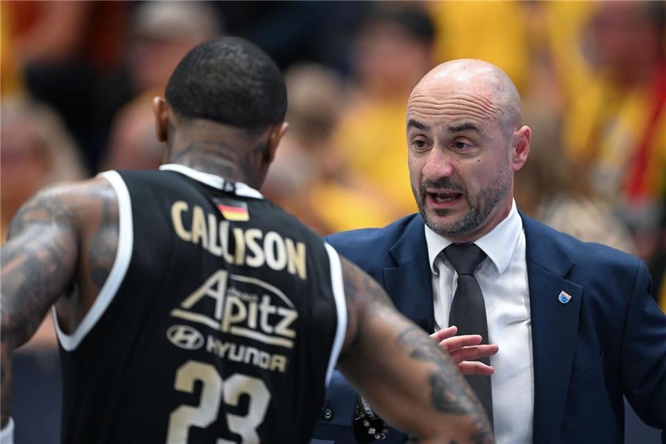 Trainer Milenko Bogicevic (r) konnte seiner Mannschaft nicht die richtigen Impulse geben.Hendrik Schmidt/dpa