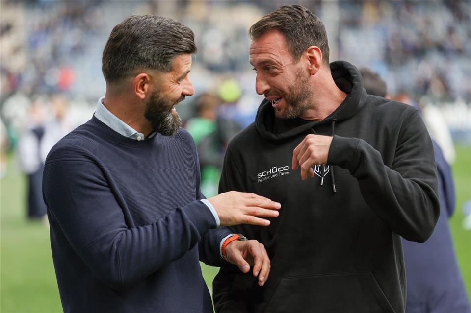 Frühe Tore sichern Schalke knappen Sieg in Bielefeld Trainer Miron Muslic (FC Schalke 04, l) und Trainer Mitch Kniat (Arminia Bielefeld, r). Friso Gentsch/dpa