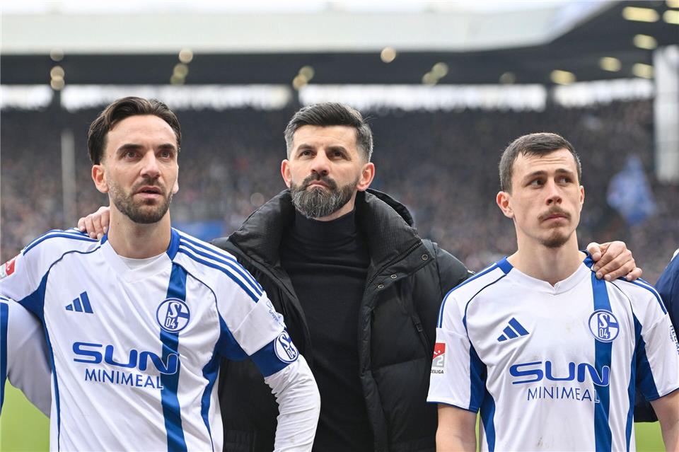 Trainer Miron Muslic (M) muss auf Schalke seine erste kleine Krise bewältigen.Anke Waelischmiller/dpa