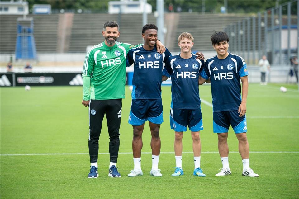 Trainer Miron Muslic (l-r) mit den Neuzugängen Junior Adamu, Luca Vozar aus Schalkes U19 und und Satoshi Tanaka.Fabian Strauch/dpa