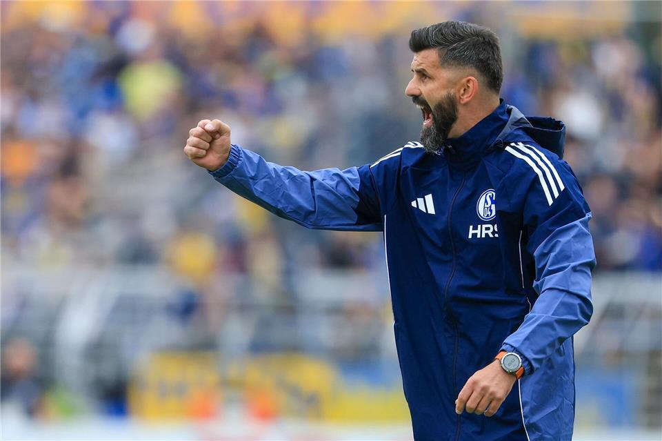 Trainer Miron Muslic will mit Schalke 04 den vierten Liga-Sieg in Serie.Jan Woitas/dpa
