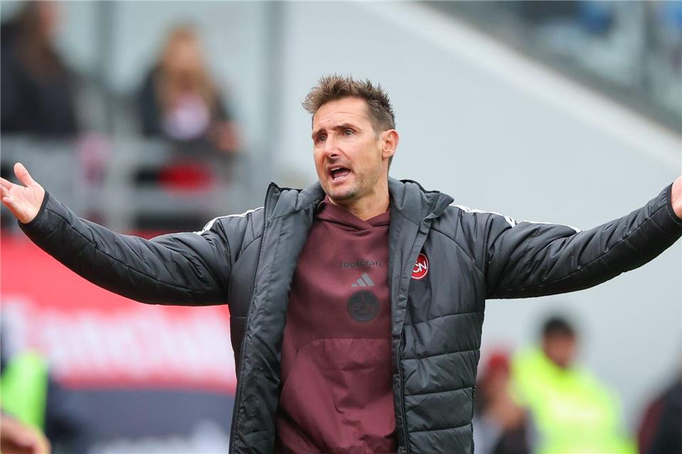 Trainer Miroslav Klose erlebt mit dem 1. FC Nürnberg derzeit eine höchst komplizierte Saison.Daniel Karmann/dpa