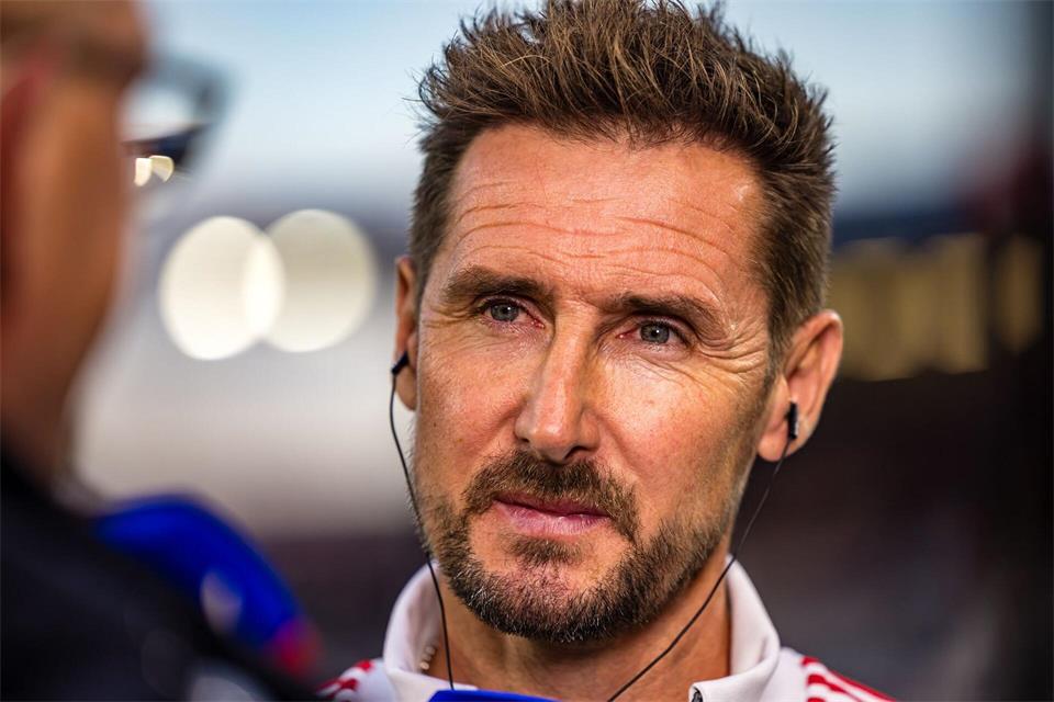 Trainer Miroslav Klose ist mit seinem Team weiter oben dabei.Frank Hammerschmidt/dpa