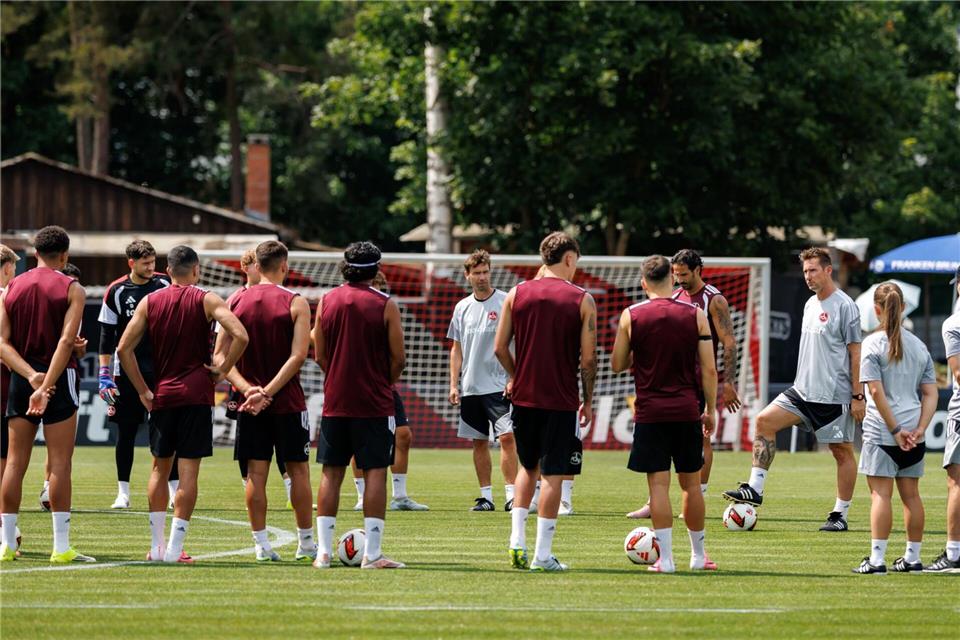 Trainer Miroslav Klose und seine Spieler des 1. FC Nürnberg. (Archivbild)Daniel Karmann/dpa