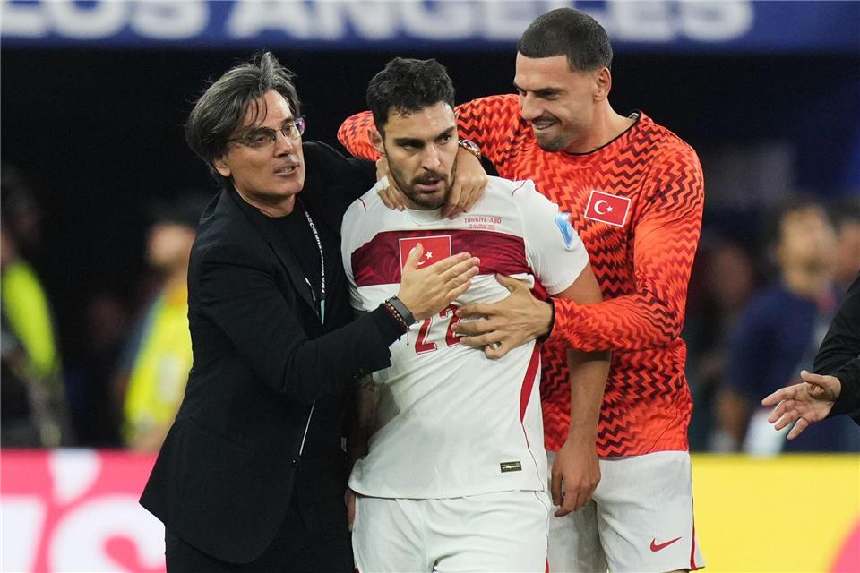 Trainer Montella durfte dank Torschütze Ayhan (Mitte) einen Sieg der Türkei bejubeln.Andre Penner/AP/dpa