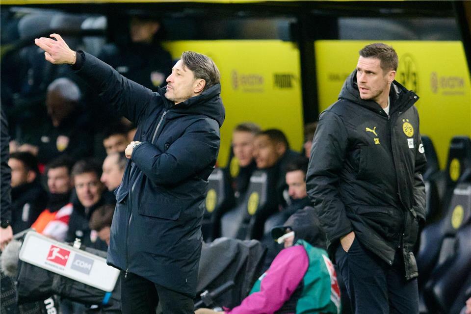 Trainer Niko Kovac (l) und Sportdirektor Sebastian Kehl fordern in Bergamo einen konzentrierten Auftritt. (Archivbild)Bernd Thissen/dpa