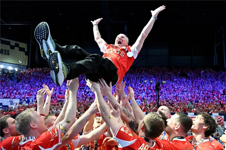 Trainer Nikolaj Jacobsen wird von seinen Spielern gefeiert. Sina Schuldt/dpa