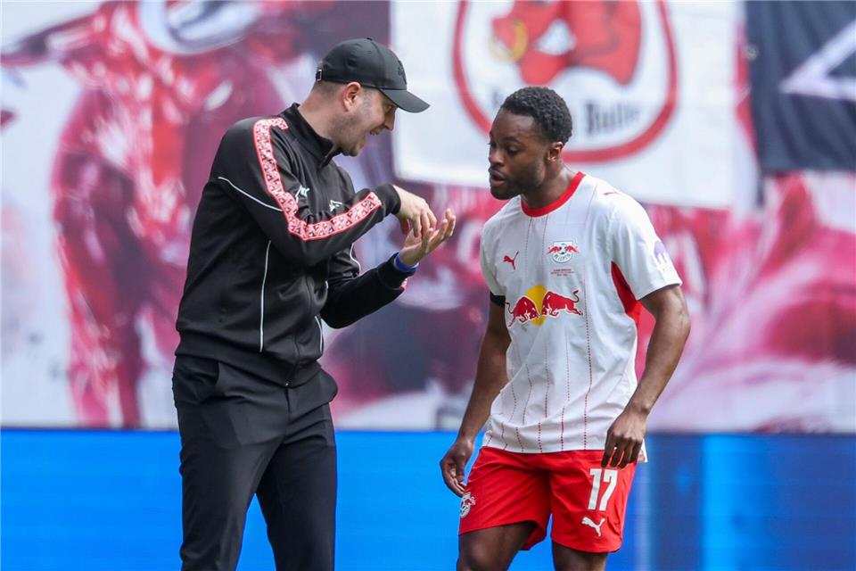 Trainer Ole Werner (l) winkt eine vorzeitige Vertragsverlängerung.Jan Woitas/dpa