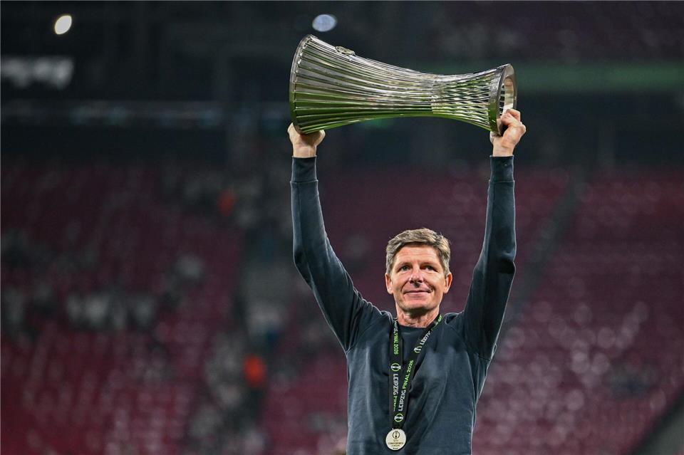 Trainer Oliver Glasner von Crystal Palace feiert mit der Trophäe nach dem Finale in der Conference League.Robert Michael/dpa