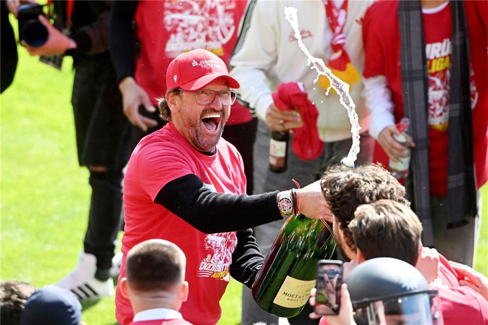 Trainer, Party-Tier und Identifikationsfigur: Energie-Coach Claus-Dieter Wollitz. Jens Niering/dpa