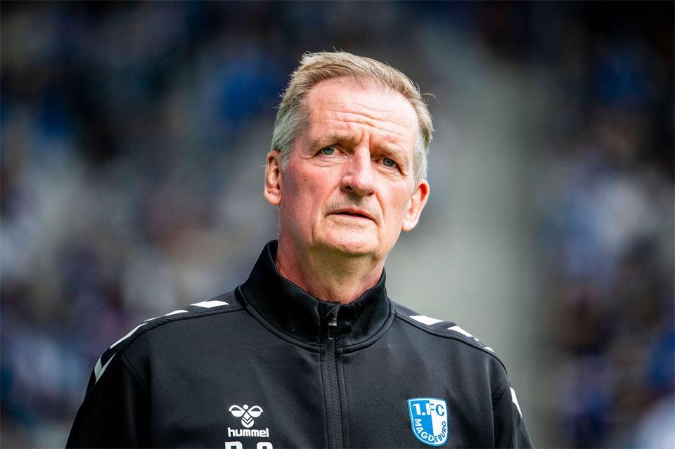 Trainer Petrik Sander hat seiner Mannschaft ein neues Defensivverhalten beigebrachtJulius Frick/dpa