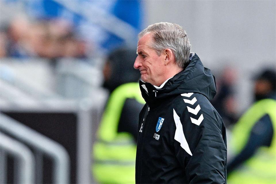Trainer Petrik Sander sah einen schwachen Auftritt seines TeamsUwe Anspach/dpa