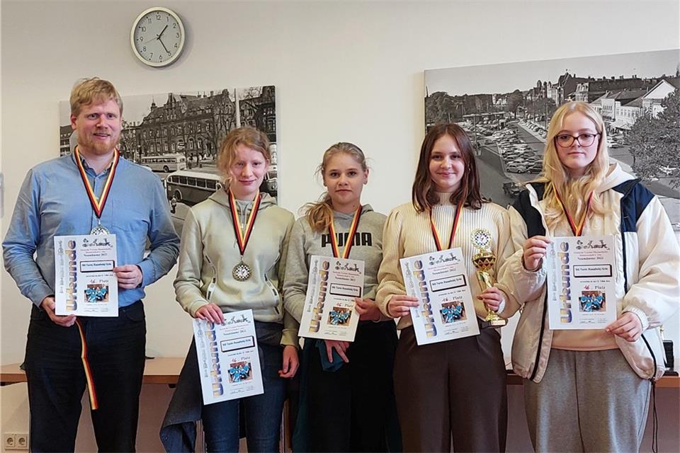 Trainer Philipp Schulze Schwering, Annalena Bone, Ida Wehling, Sienna Lensing und Annika Clauß (von links).