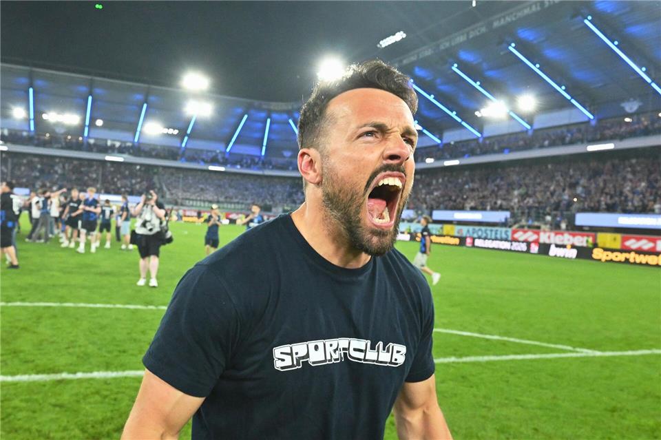 Trainer Ralf Kettemann (SC Paderborn 07) jubelt.Swen Pförtner/dpa