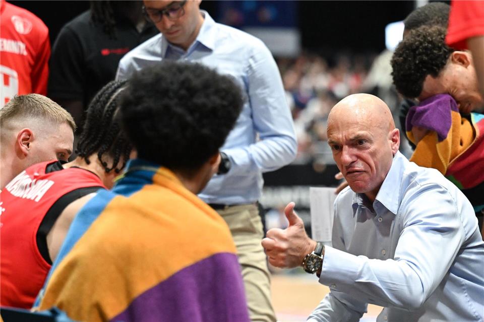 Trainer Rodrigo Pastore konnte nicht zufrieden sein. Die Basketballer der Niners Chemnitz verloren beim Pokal-Achtelfinale in Vechta nach klarer Führung. Hendrik Schmidt/dpa
