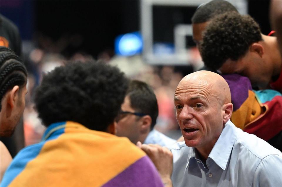 Trainer Rodrigo Pastore und die Bundesliga-Basketballer der Niners Chemnitz setzten sich im Eurocup gegen Panionios Athen durch.Hendrik Schmidt/dpa