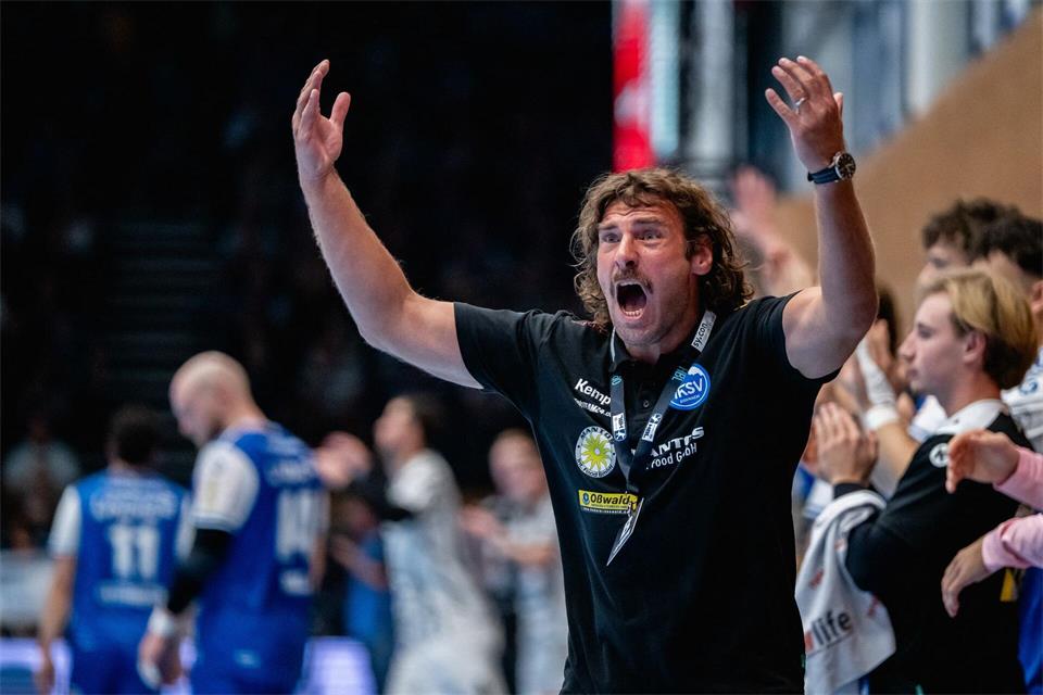 Trainer Sebastian Hinze und die Handballer des ThSV Eisenach verloren in Erlangen am Ende deutlich. (Archivfoto)Jacob Schröter/dpa