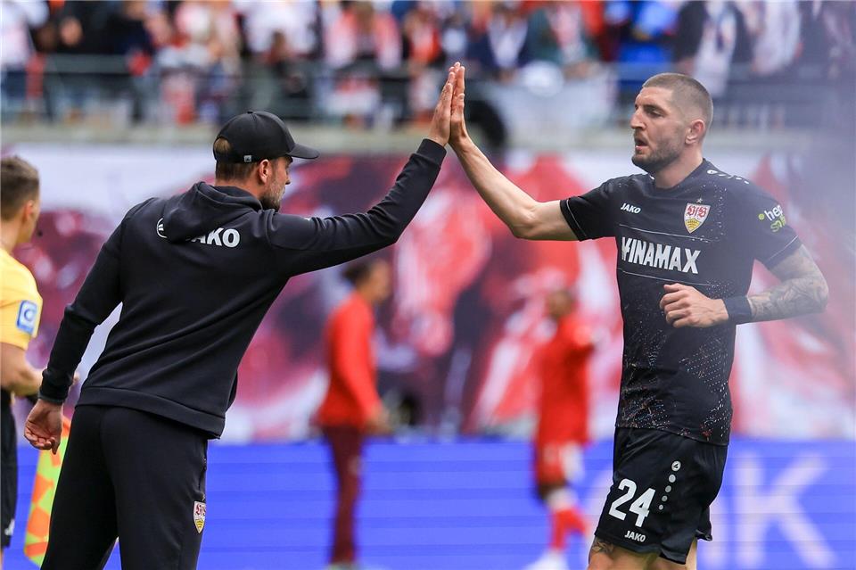 Trainer Sebastian Hoeneß (l) hält viel von seinem Abwehrchef Jeff Chabot (r). (Archivbild)Jan Woitas/dpa