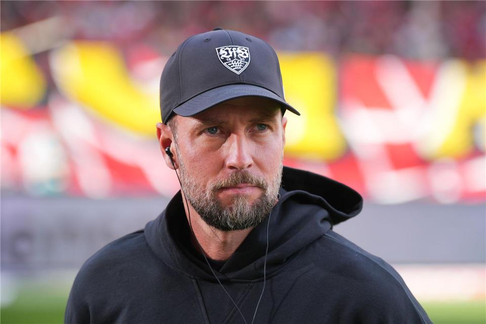 Trainer Sebastian Hoeneß und der VfB treffen am Freitag auf St. Pauli. (Archivbild)Soeren Stache/dpa