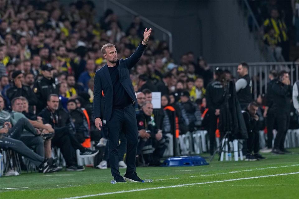 Rückschlag im Hexenkessel: VfB-Frust vor Mainz-Doppel  Trainer Sebastian Hoeneß und der VfB verloren im Hexenkessel von Istanbul.Khalil Hamra/AP/dpa