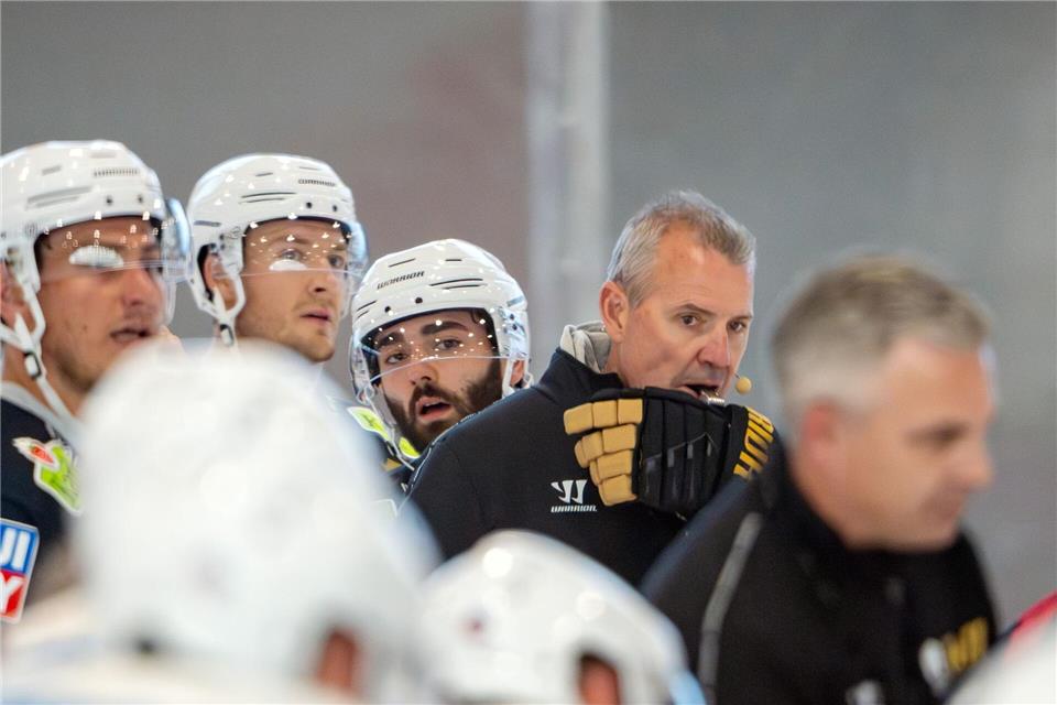 Trainer Serge Aubin (M.) sieht nach der vierten DEL-Niederlage in Folge der Eisbären noch keinen Grund zur Sorge. (Archivbild)Soeren Stache/dpa