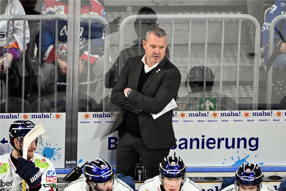 Trainer Serge Aubin muss mit den Eisbären Berlin eine Niederlage in Straubing hinnehmen. (Archivbild)Uli Deck/dpa