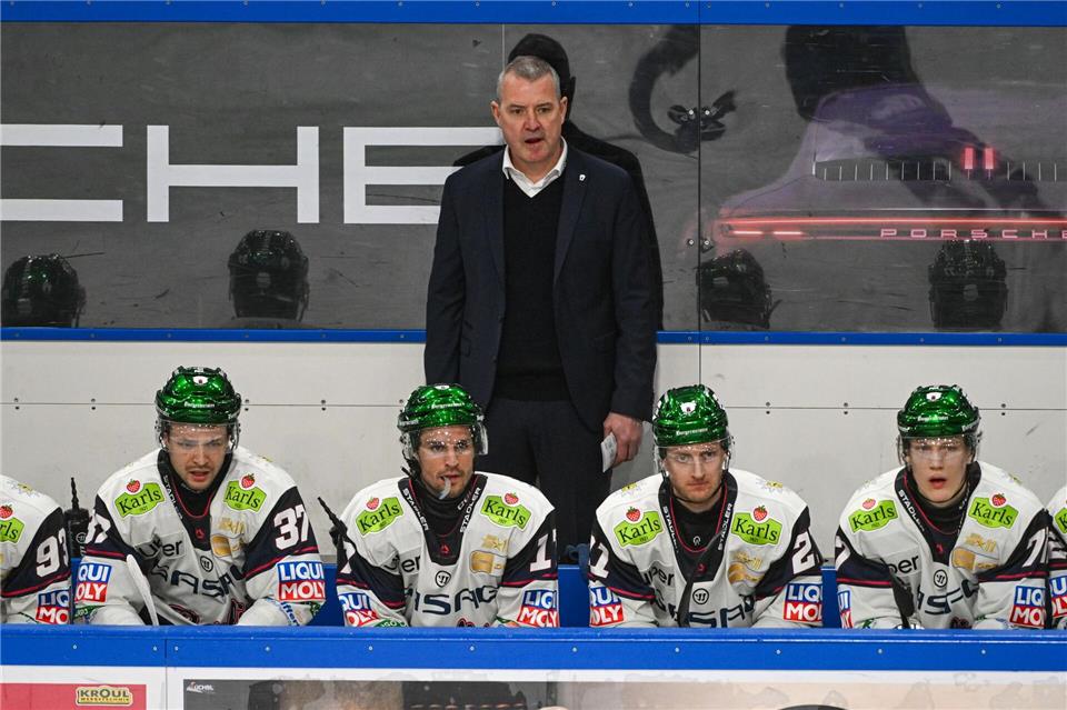 Trainer Serge Aubin und die Eisbären Berlin müssen im zweiten DEL-Halbfinale gegen Köln eine klare Niederlage hinnehmen. (Archivbild) Armin Weigel/dpa