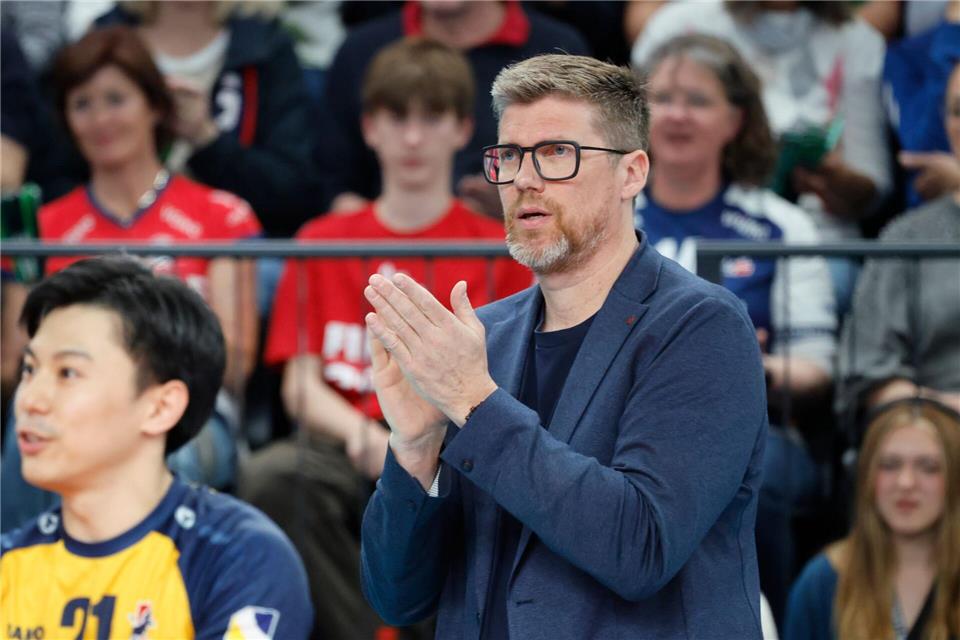 Trainer Stefan Hübner und die SVG Lüneburg treffen in der Finalserie um die deutsche Meisterschaft erneut auf die BR Volleys. (Archivbild)Georg Wendt/dpa