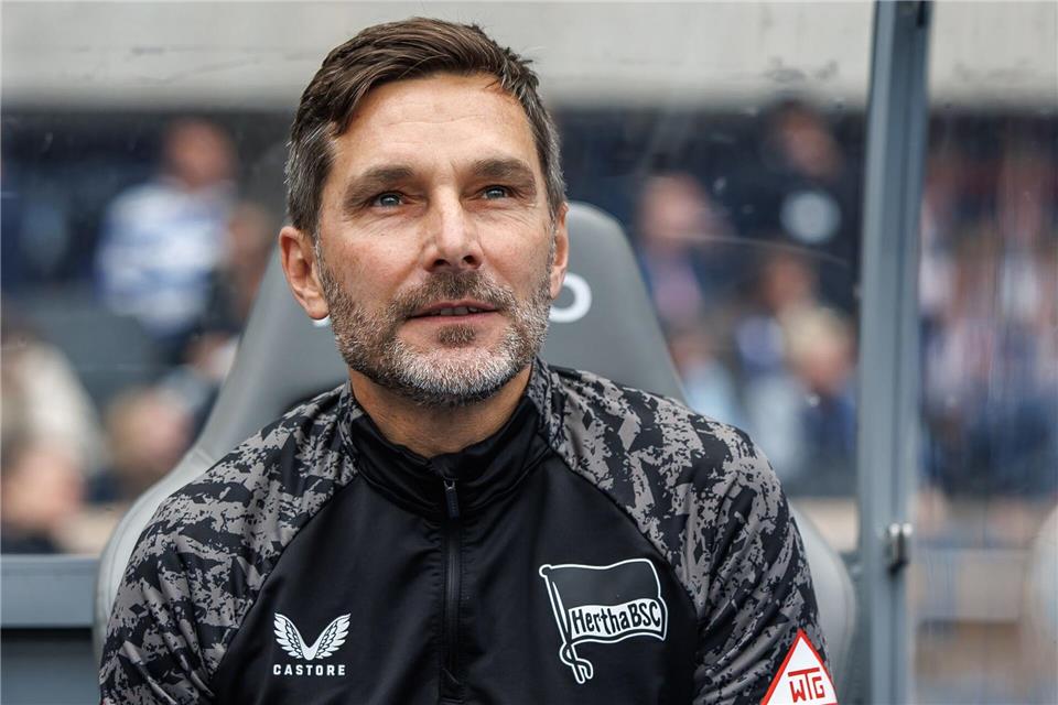 Trainer Stefan Leitl wünscht sich noch mehr Neuzugänge. (Archivbild)Andreas Gora/dpa