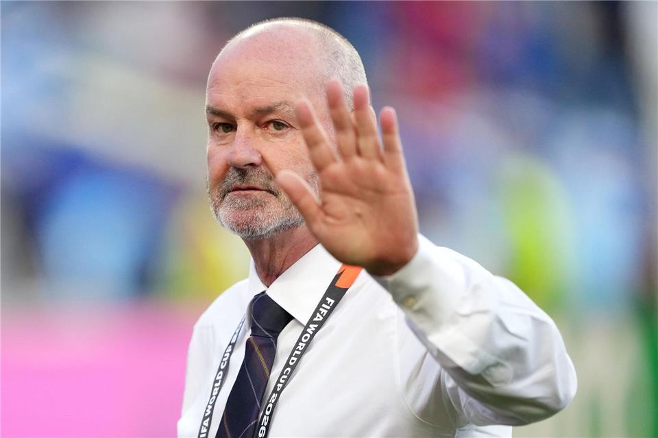 Trainer Steve Clarke drückte der Familie sein Beileid aus. (Archivbild)Martin Rickett/PA Wire/dpa