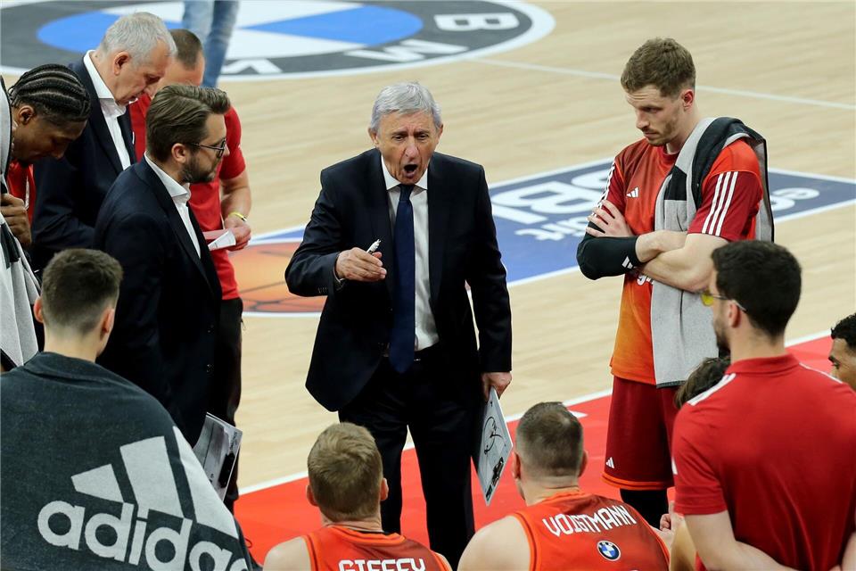 Trainer Svetislav Pesic feierte mit Bayern einen Sieg im Spitzenspiel gegen Berlin Matthias Stickel/dpa