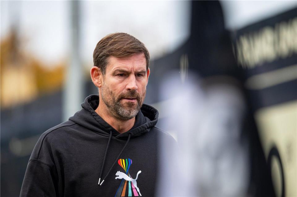 Höchste Saisonpleite: Fürth geht in Elversberg unter Trainer Thomas Kleine konnte nicht zufrieden sein.Harald Tittel/dpa