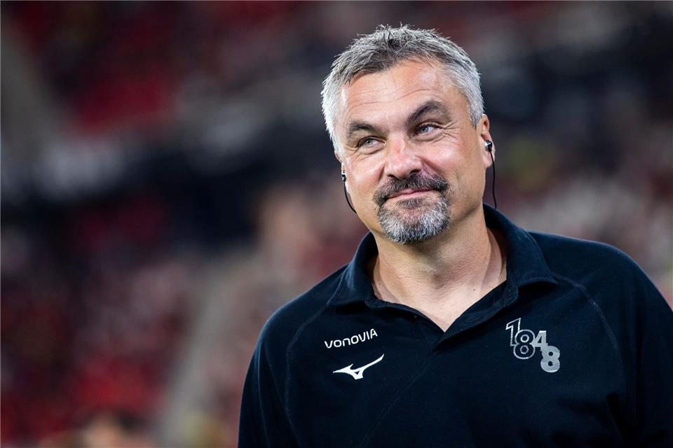 Trainer Thomas Reis steht vor dem Spiel im Stadion.