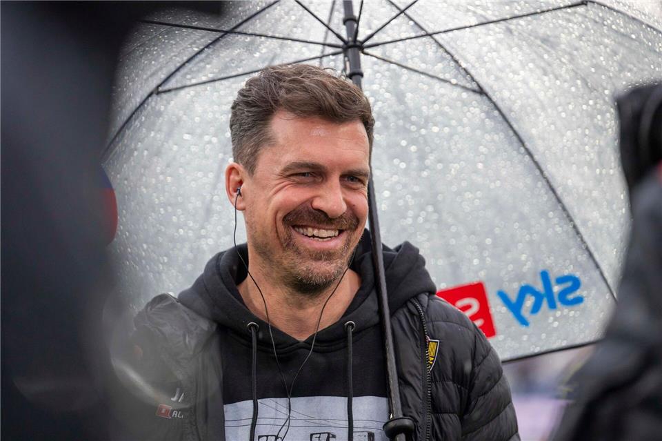 Trainer Thomas Stamm (Dynamo Dresden) betritt das Stadion.David Inderlied/dpa