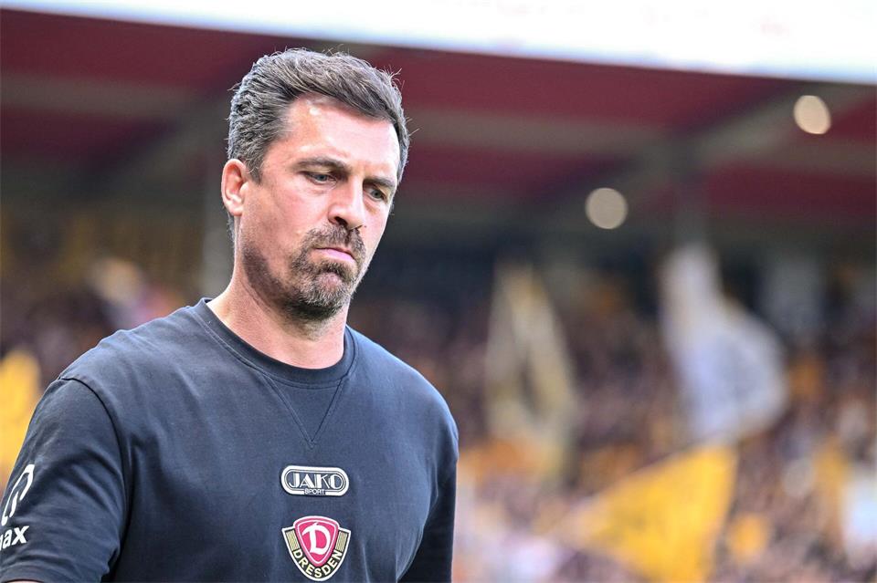 Trainer Thomas Stamm (Dynamo Dresden) reagierte nach dem Heidenheim-Spiel deutlich auf ein Handy-Klingeln.Harry Langer/dpa