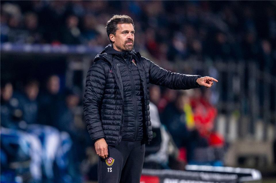 Trainer Thomas Stamm stattet einen 19-Jährigen bei Dynamo Dresden mit einem Profivertrag aus. (Archivbild)David Inderlied/dpa