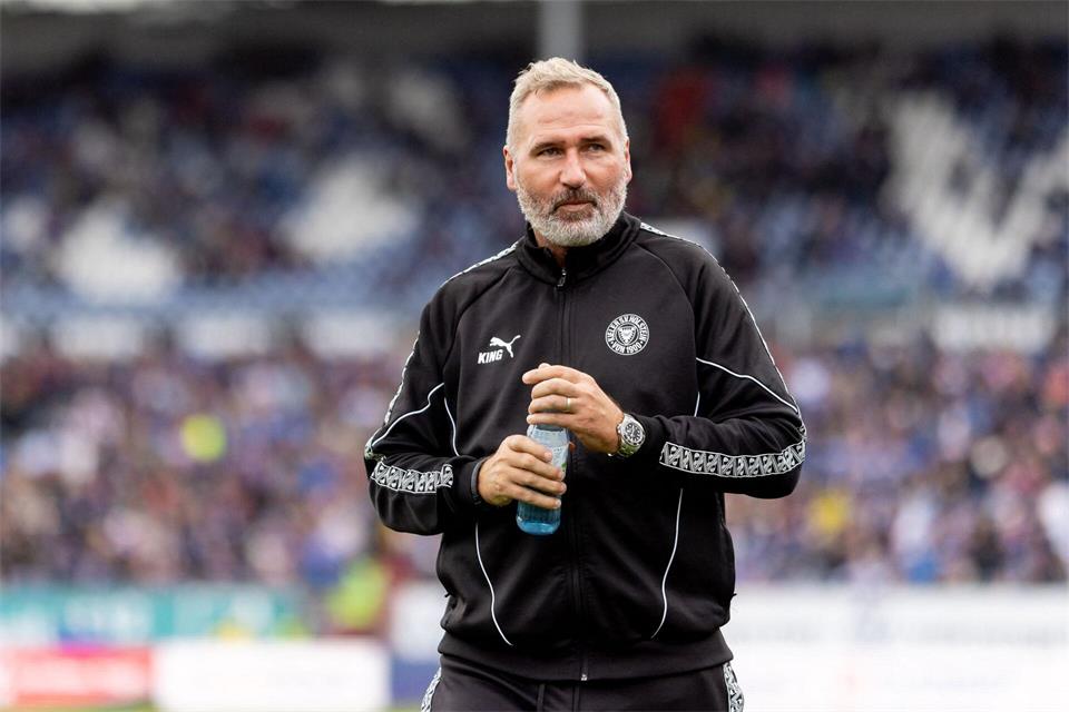 Trainer Tim Walter und Holstein Kiel empfangen am Freitag Hertha BSC. (Archivbild)Philipp Szyza/dpa