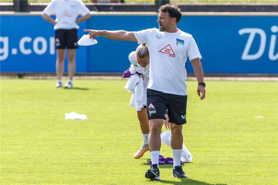 Trainer Tobias Kurbjuweit führte die Herthanerinnen in die zweite Liga. (Archivbild)Andreas Gora/dpa